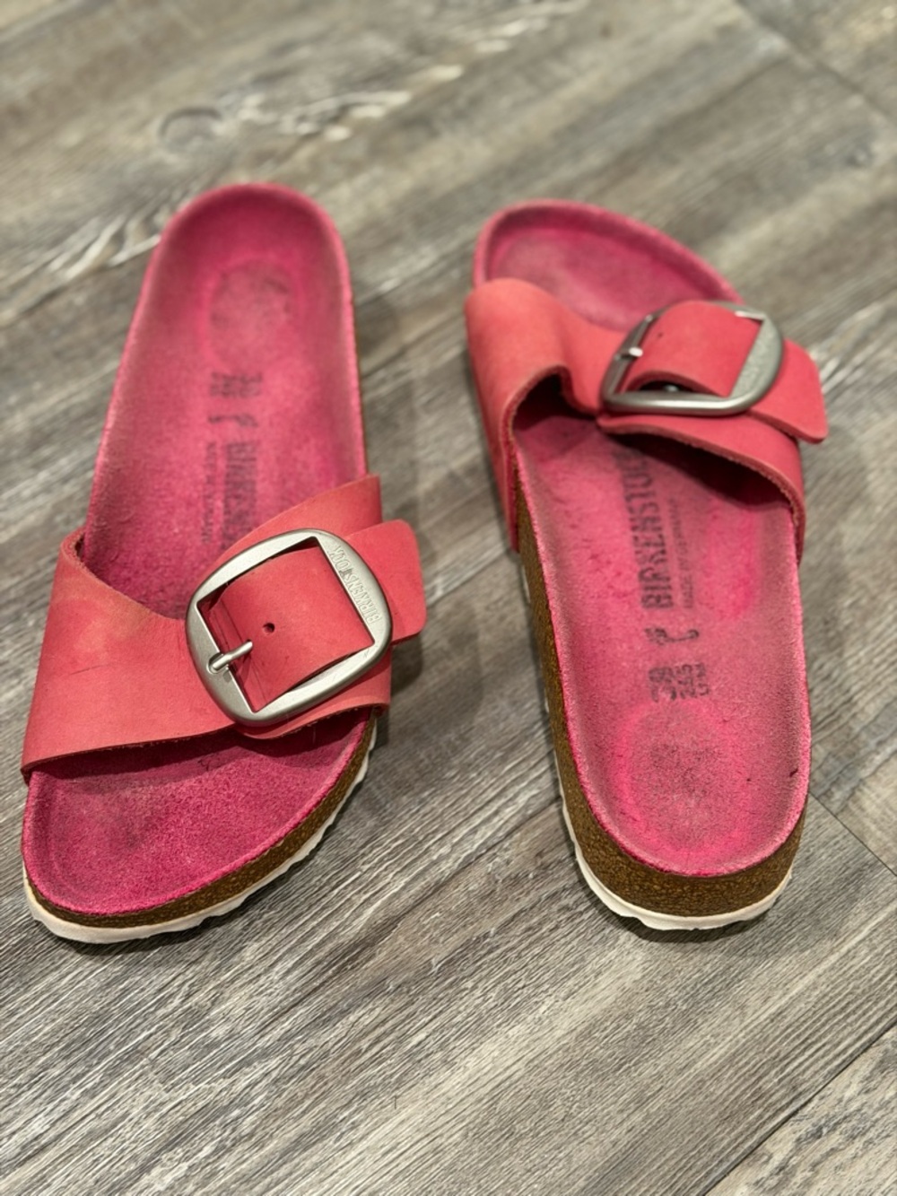Birkenstock Coral Pink Single-Buckle Slide Sandals - Picture 5 of 5